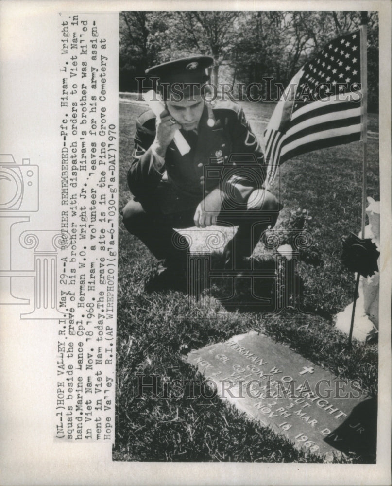 1970 Pfc Hiram Wrigh grave Marine Lance - Historic Images