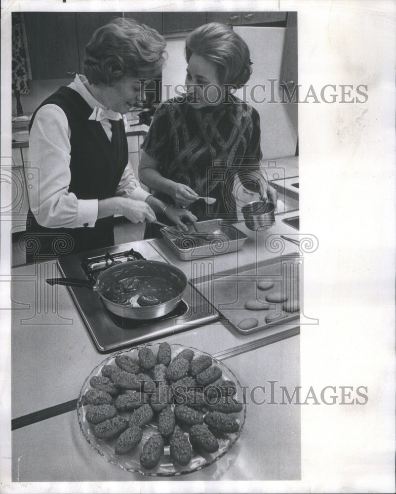 1969 Press Photo Mrs Thomas Pappas Melomacarona Cookies - Historic Images