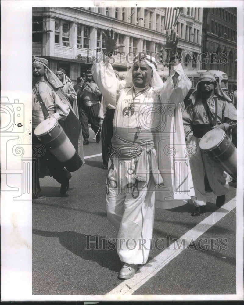 1958 Press Photo Lloyd Gotwalt Shriner parade Pyramid - Historic Images