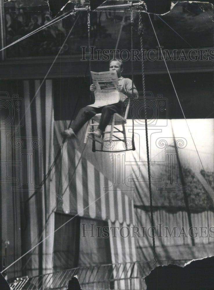 1964 Press Photo Jimmie Troy Daily News Chair Top Ring - Historic Images