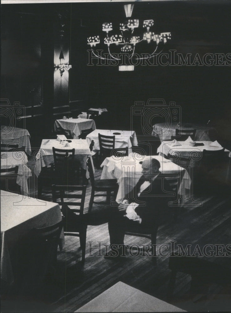 1970 Press Photo Red Star John Johan Waiter Mulis Room - Historic Images