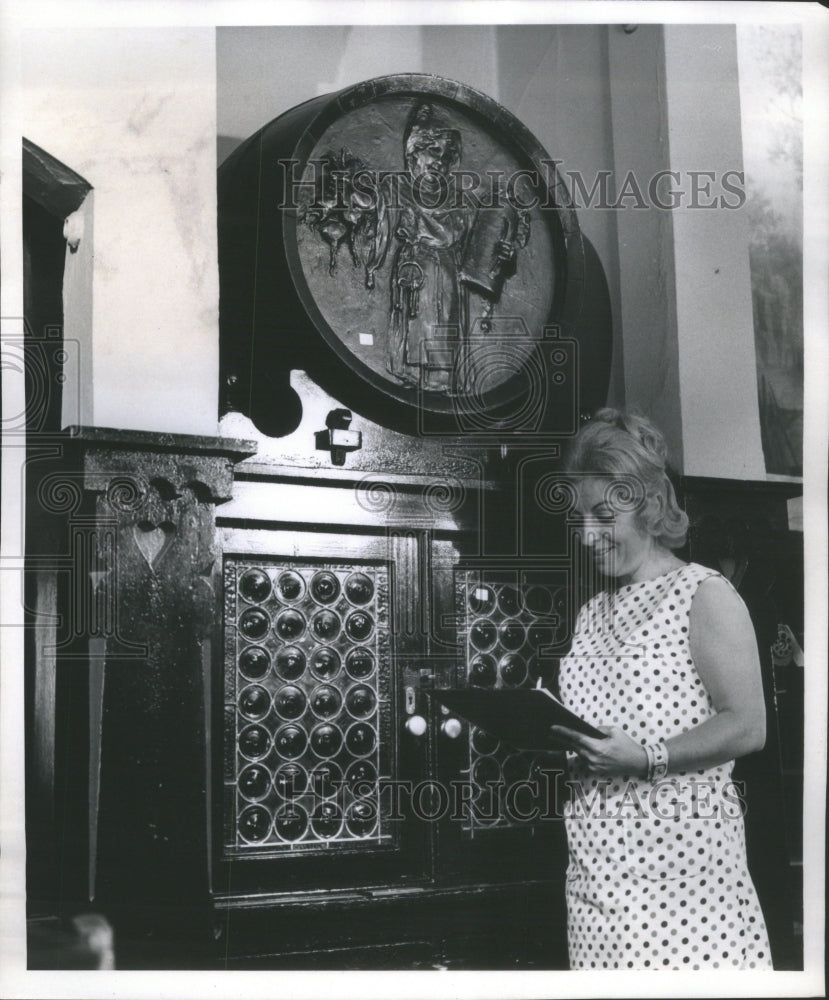 1970 Press Photo Rhea Rosen Cataloging Carved Auctioned - RRU72907-Historic Images