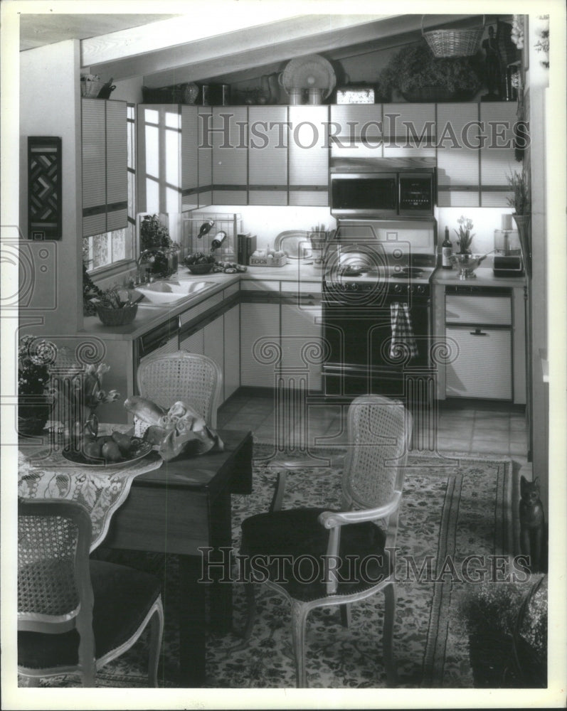 1987 Press Photo Grooved plastic laminate kitchen - RRU73187 - Historic Images