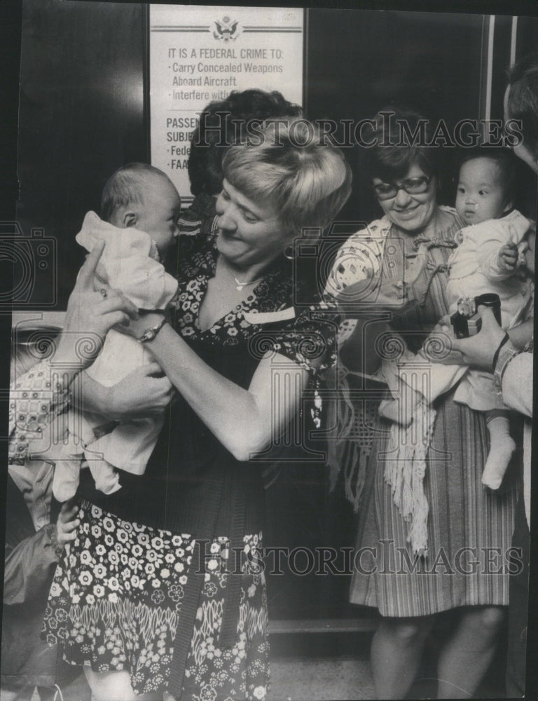 1976 Korean orphans O'Hara Airport mothers - Historic Images