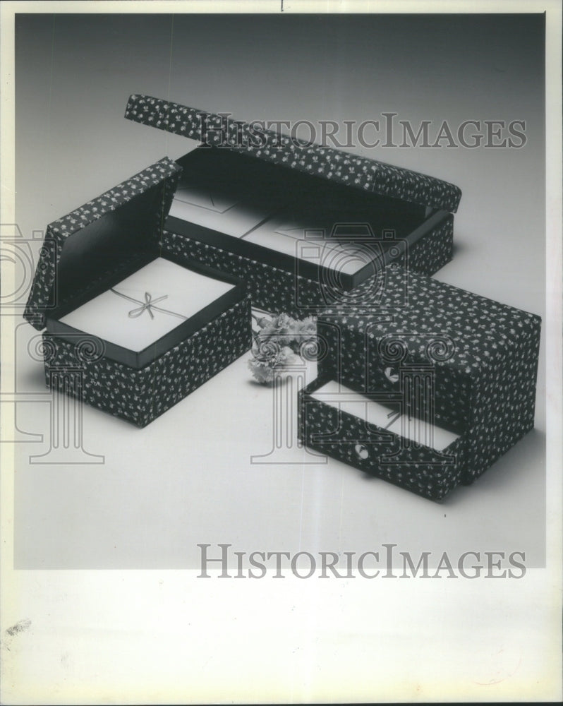 1981 Press Photo Reusable Boxes Stationary Lord Taylor - RRU73733 - Historic Images