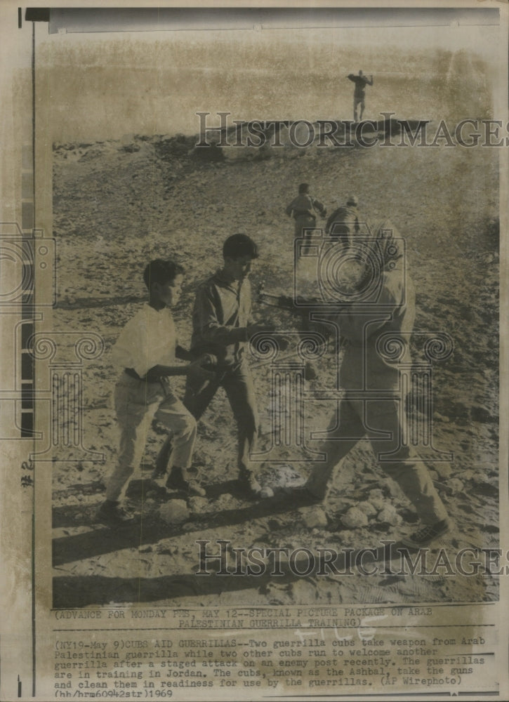 1969 Press Photo Guerilla Weapon Attack Enemy Cubs - RRU74215 - Historic Images