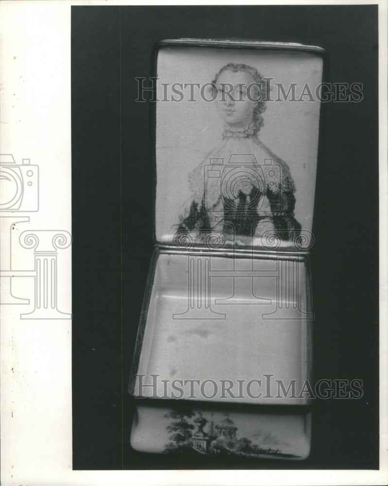 1988 English Enamel Snuff Box - Historic Images