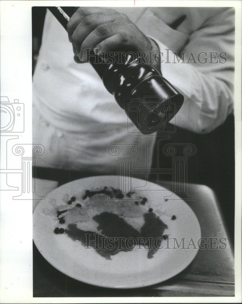 1982 Press Photo John Terezak Chef Salmon Appetizer - Historic Images