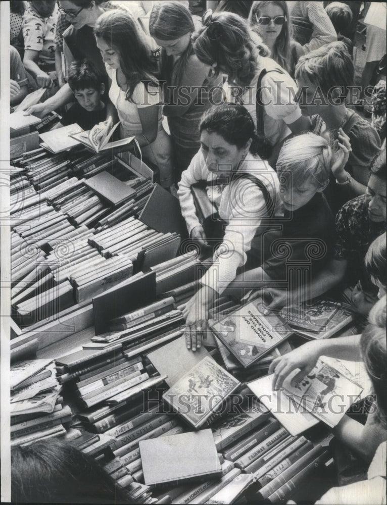 1973 Chicago Public Library Book Sale-Historic Images