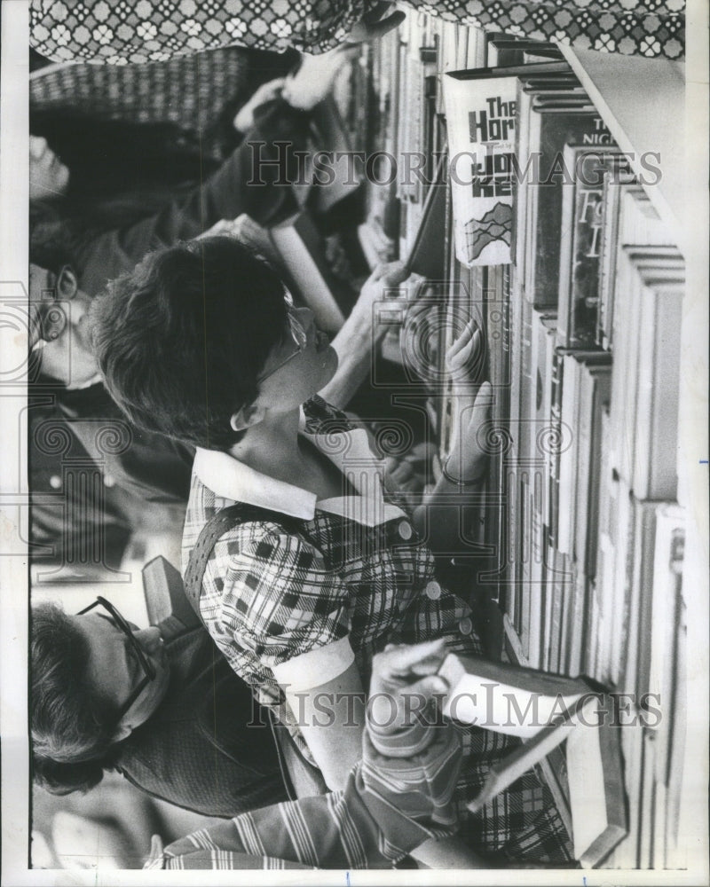 1974 Chicago Public Library Book Sale. - Historic Images