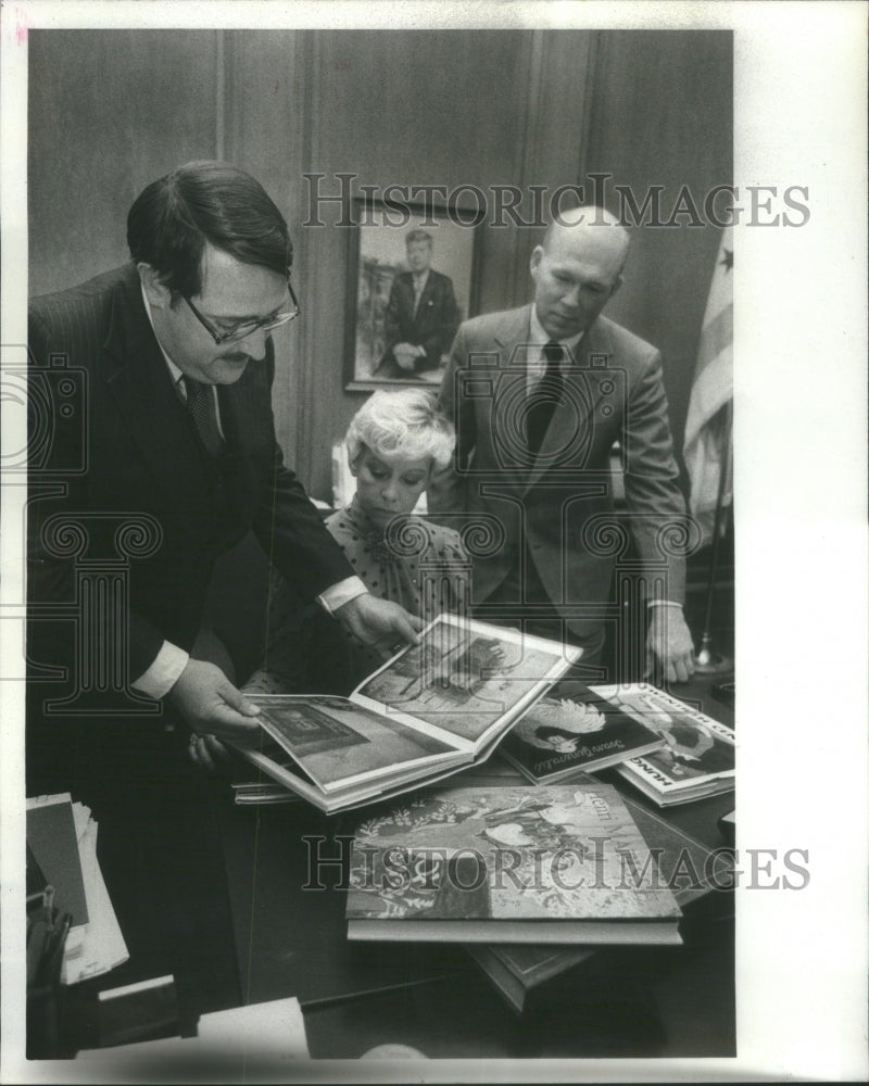 1980, Chicago Public Library Book Donation - RRU74989 - Historic Images