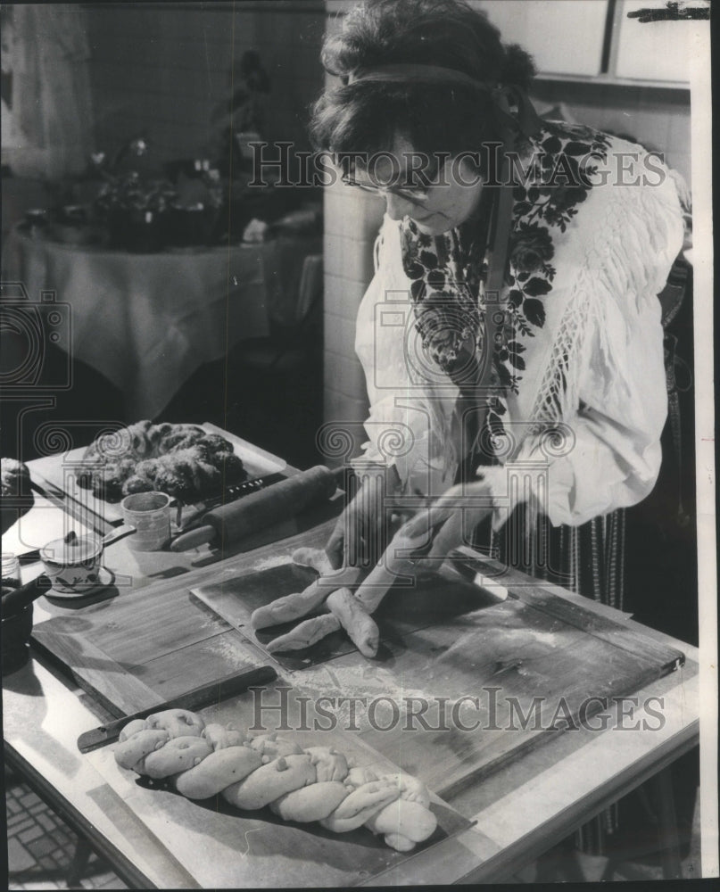 1971 Selma Jacobson Twisting Braided Bread-Historic Images