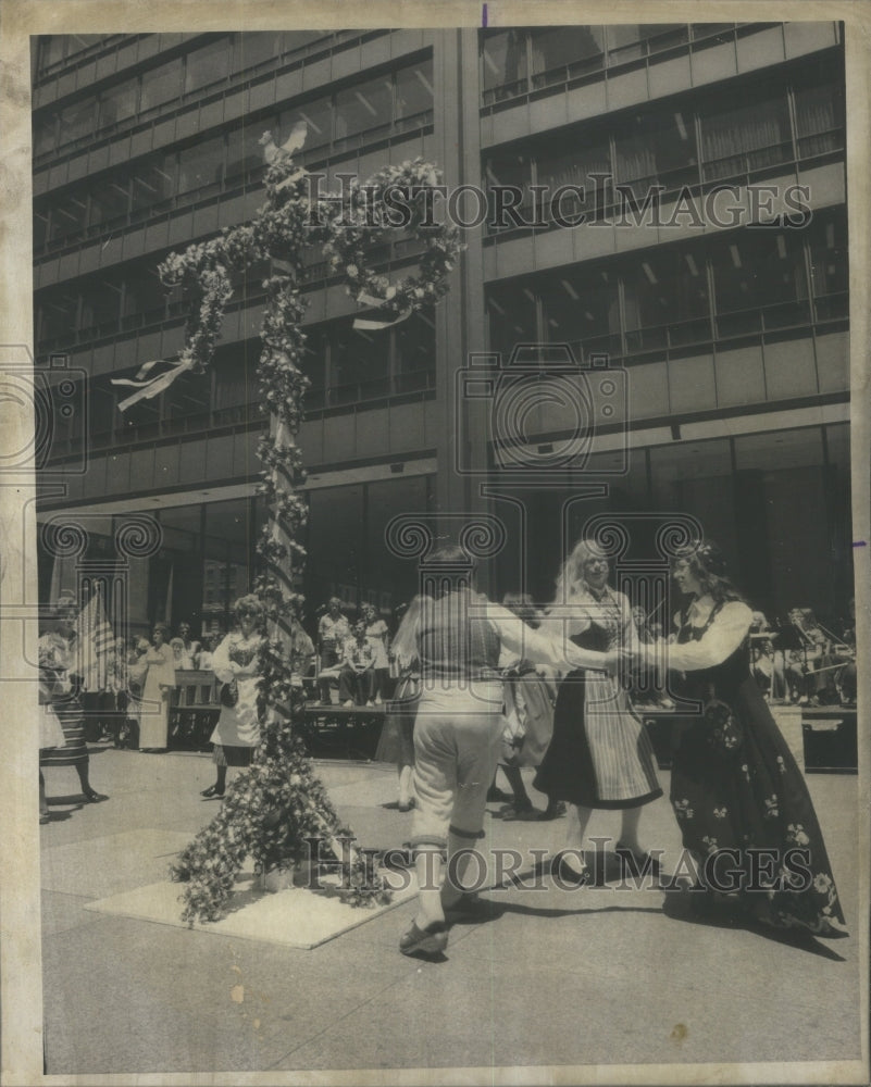 1974 Vasa Children Dancing - Historic Images