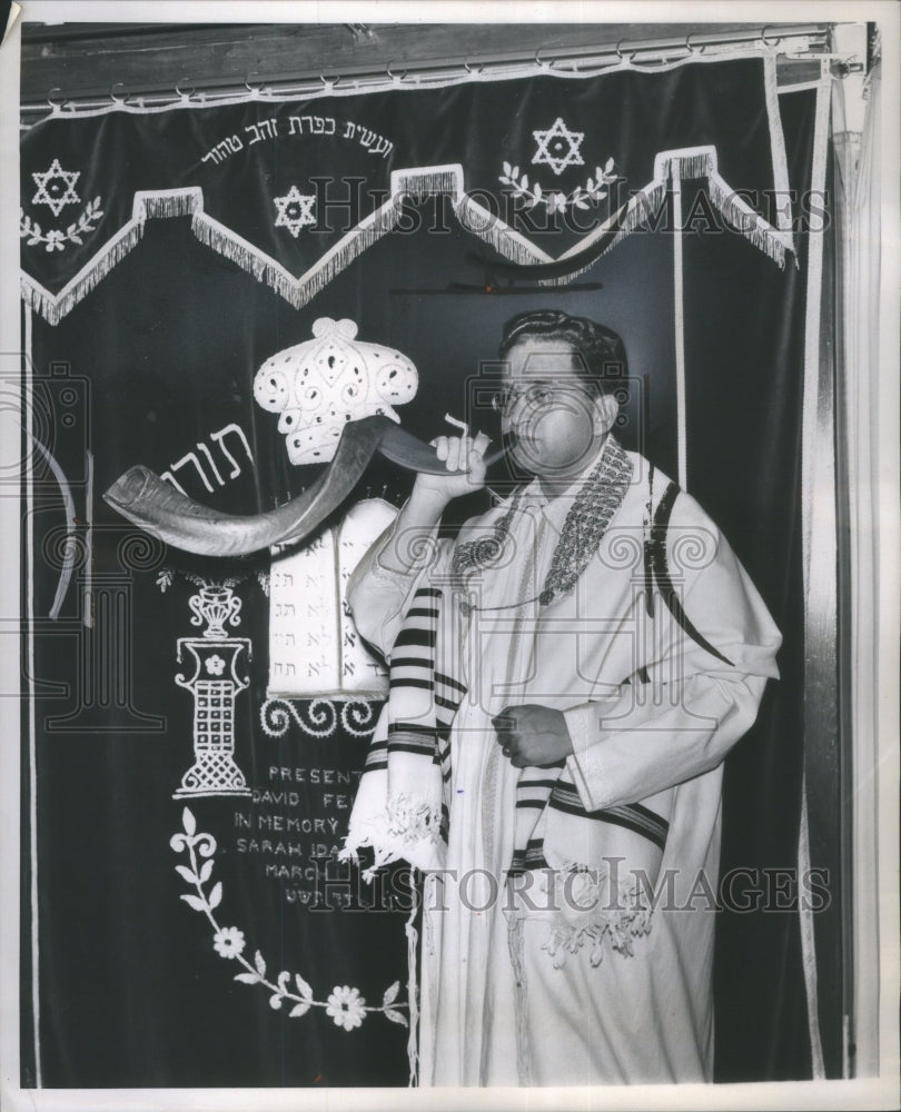 1960 Rabbi Yaakov Homnick Shofar Judaism - Historic Images