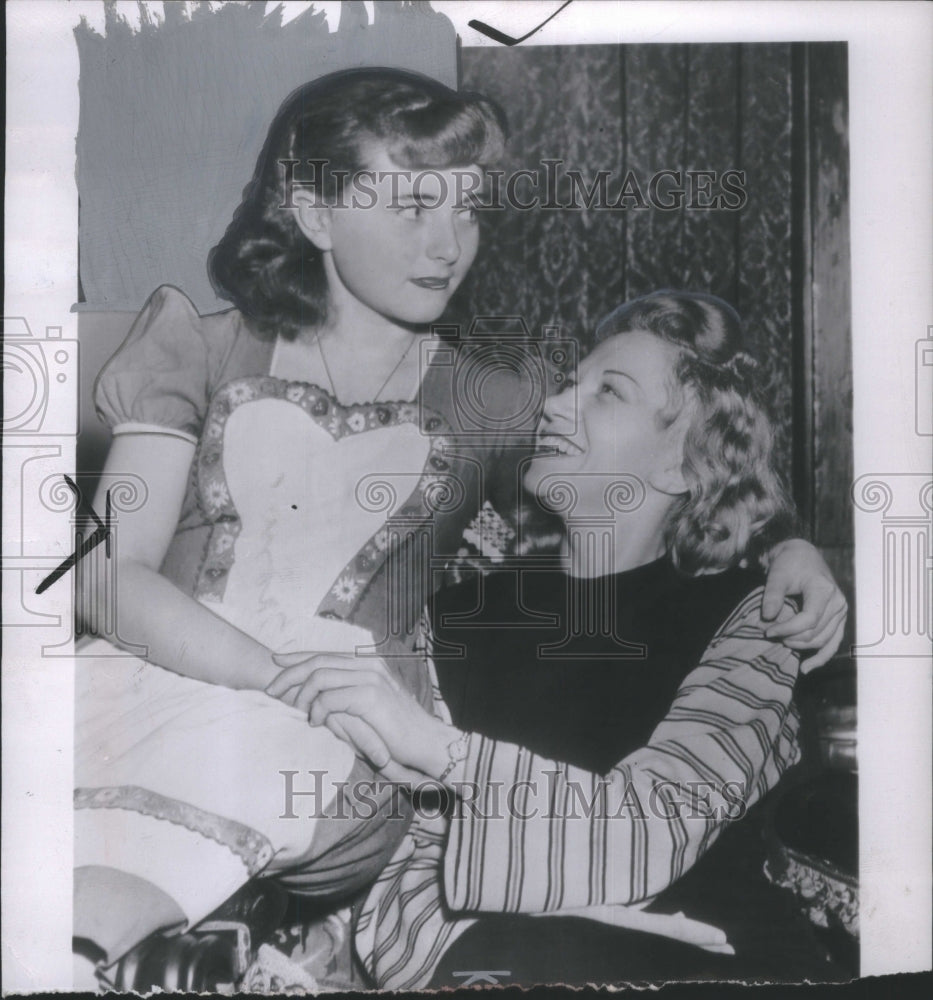 1948 Press Photo Two Women Sitting Casually - RRU75851 - Historic Images