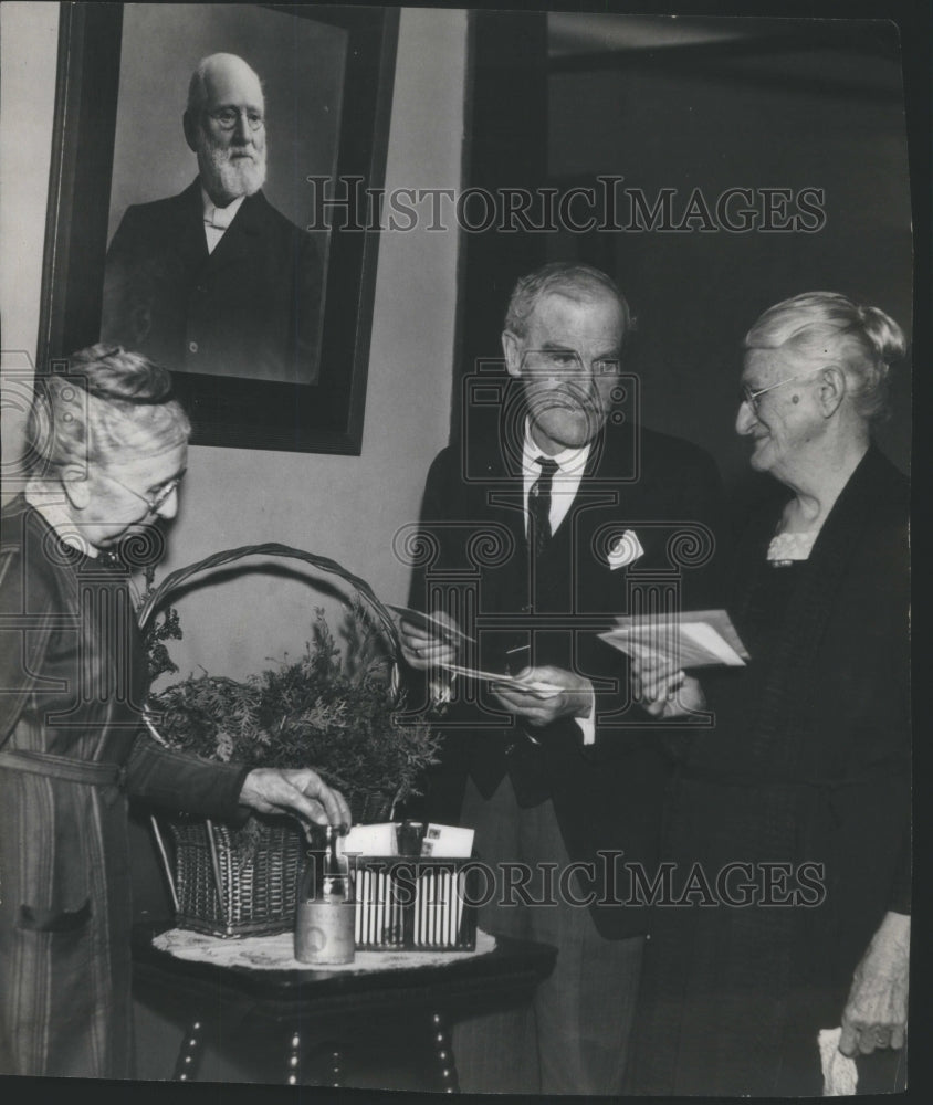 1932 &quot;We Share&quot; fund at Old People Home-Historic Images