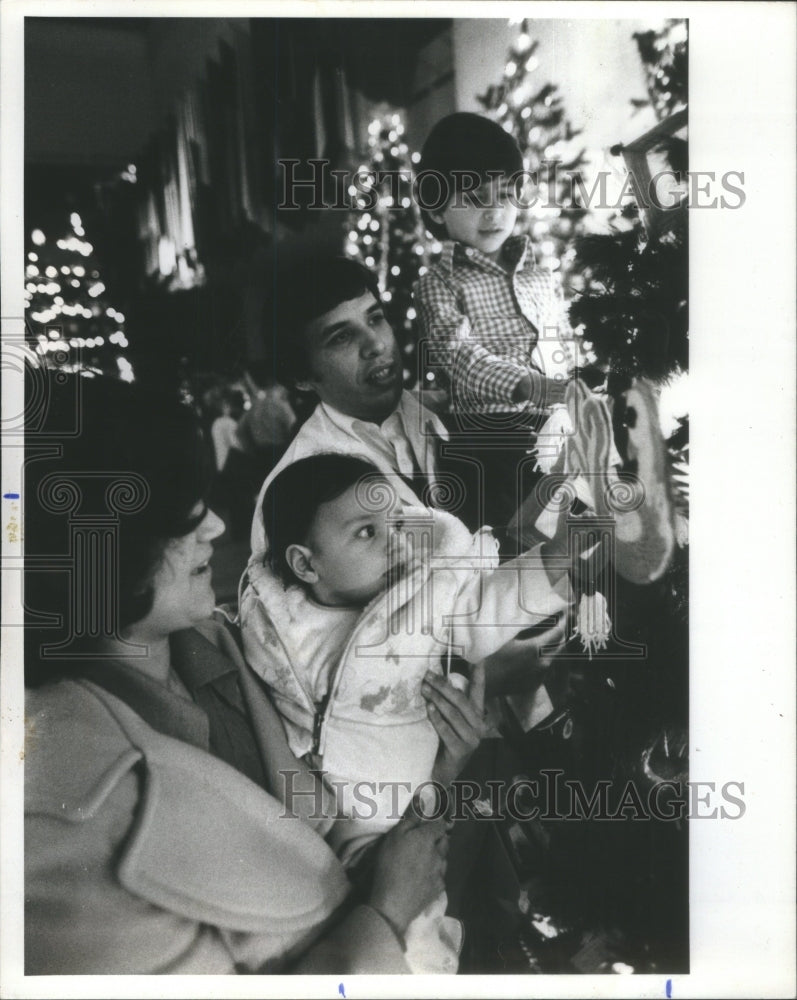 1977 Press Photo Mickey Sanchez, family, Christmas Tree - RRU76083 - Historic Images