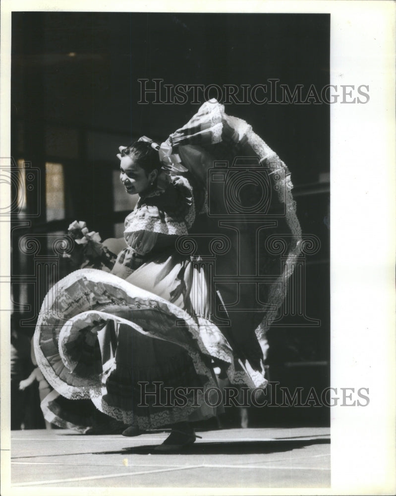 1986 dancer of Mexican Folklorie Company - Historic Images