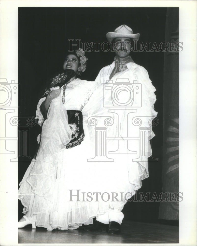 1984 Press Photo Two member of the Mexican Folkloric Co - RRU76093 - Historic Images