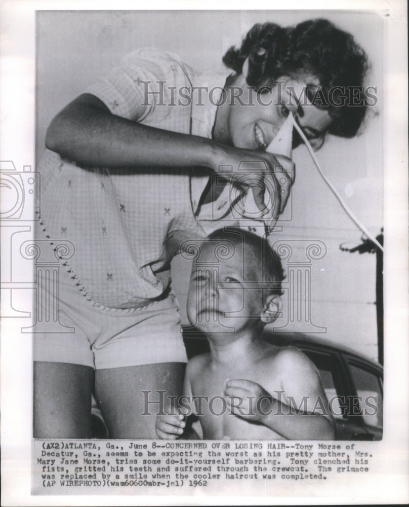 1962 Press Photo Mom gives tot DIY haircut - Historic Images