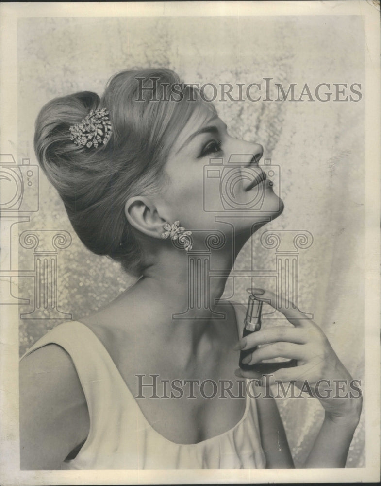 1960 Press Photo Perfume/Hairstyles/Beauty - Historic Images