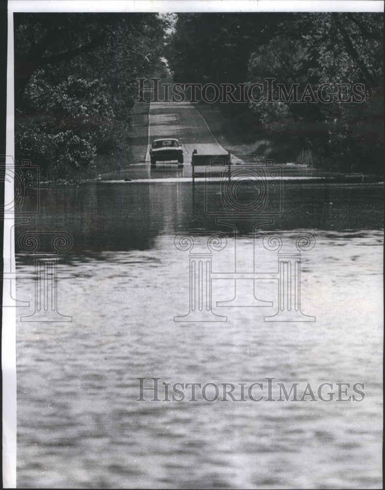 1969 Press Photo Flooded 95th Street HickoryHills - RRU76483 - Historic Images