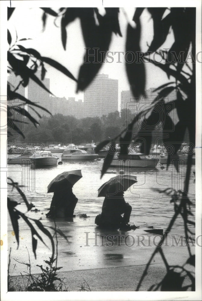 1978 Press Photo Fishing In The Rain In Diversey Harbor - RRU76505 - Historic Images