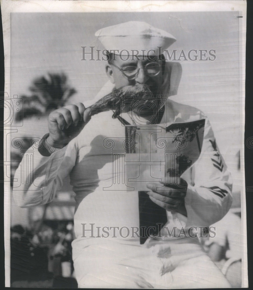 1958 Press Photo Sailor Frank Zaino enjoying his turkey - Historic Images