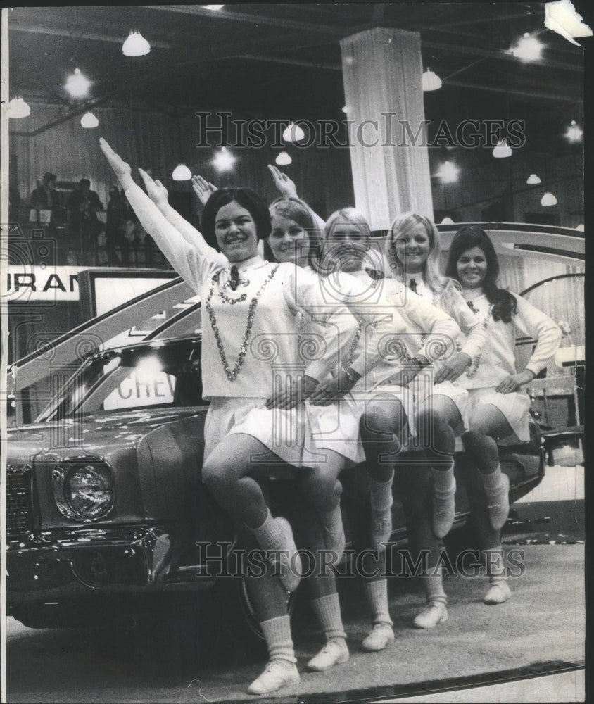 1970 Five Cheerleaders Chicago Auto Show - Historic Images