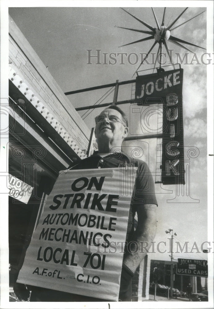 1978 Auto mechanics Strike Car Dealership - Historic Images