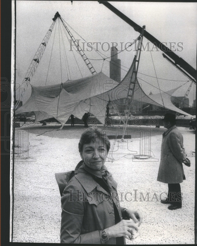 1975 Press Photo Ann Goodfellow Frei Otto Tent Chicago - Historic Images