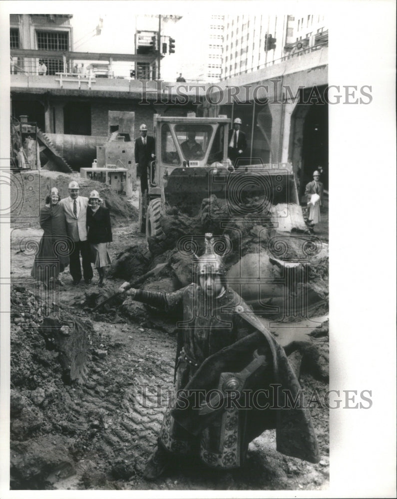 1985 Press Photo Metropolitan Wacker Building Song corp - RRU77167 - Historic Images