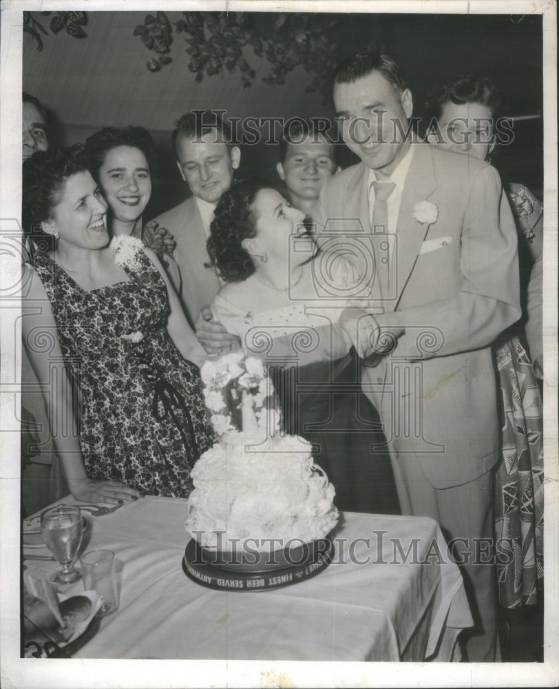 1954 Wedding cake Police reporter Walter-Historic Images