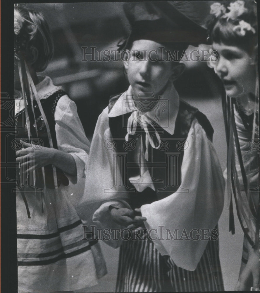 1969 Children learning Polish Culture.-Historic Images