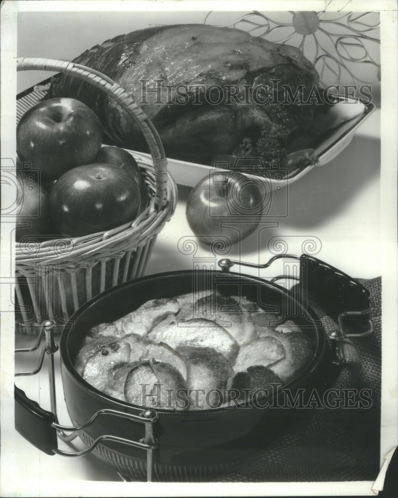 1972 Press Photo Fresh Apple Scallop Roast Pork - RRU77413 - Historic Images