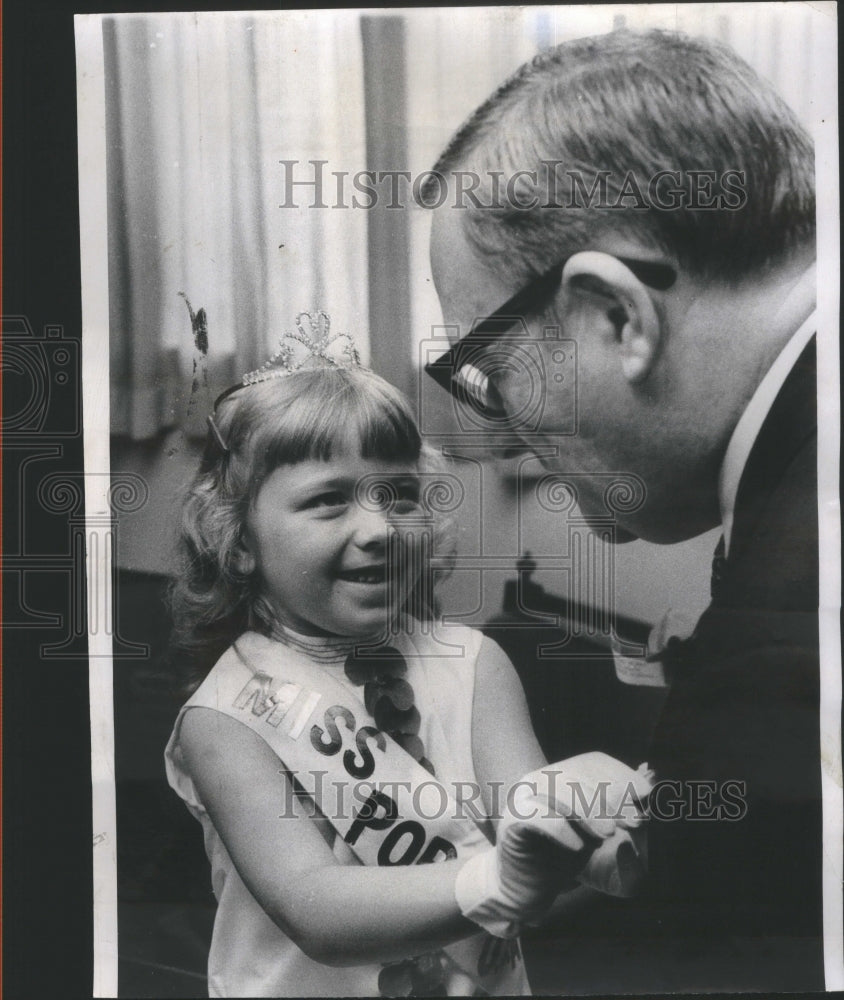 1970 Gov Ogilvie Poppy Queen Debra Brandt-Historic Images