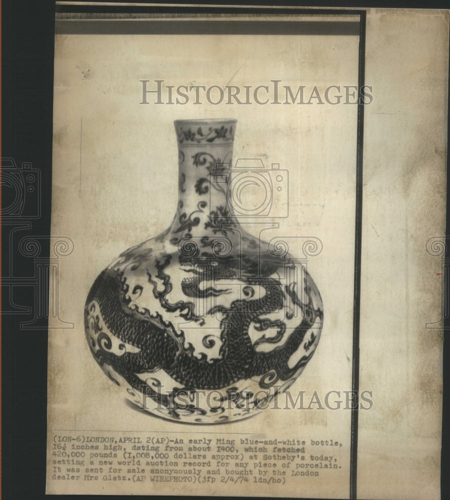 1974 Press Photo Porcelain Ming Bottle Sotheby&#39;s Record - RRU77573 - Historic Images