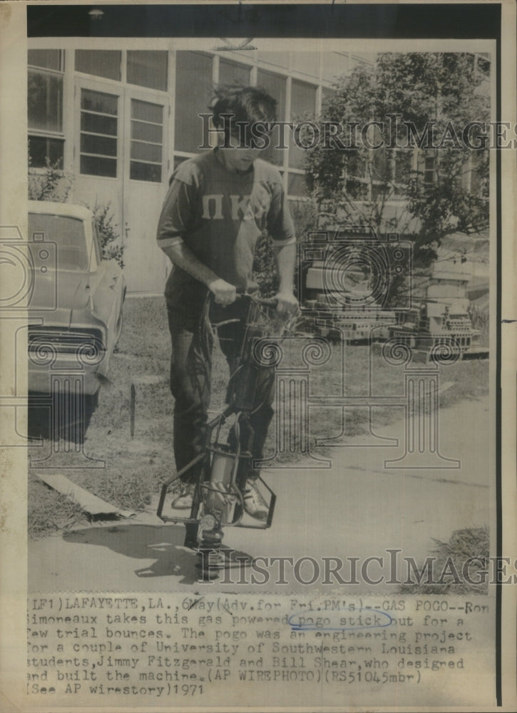 1971 Press Photo Lafayette Pogo Stick University Stick - RRU77735 - Historic Images