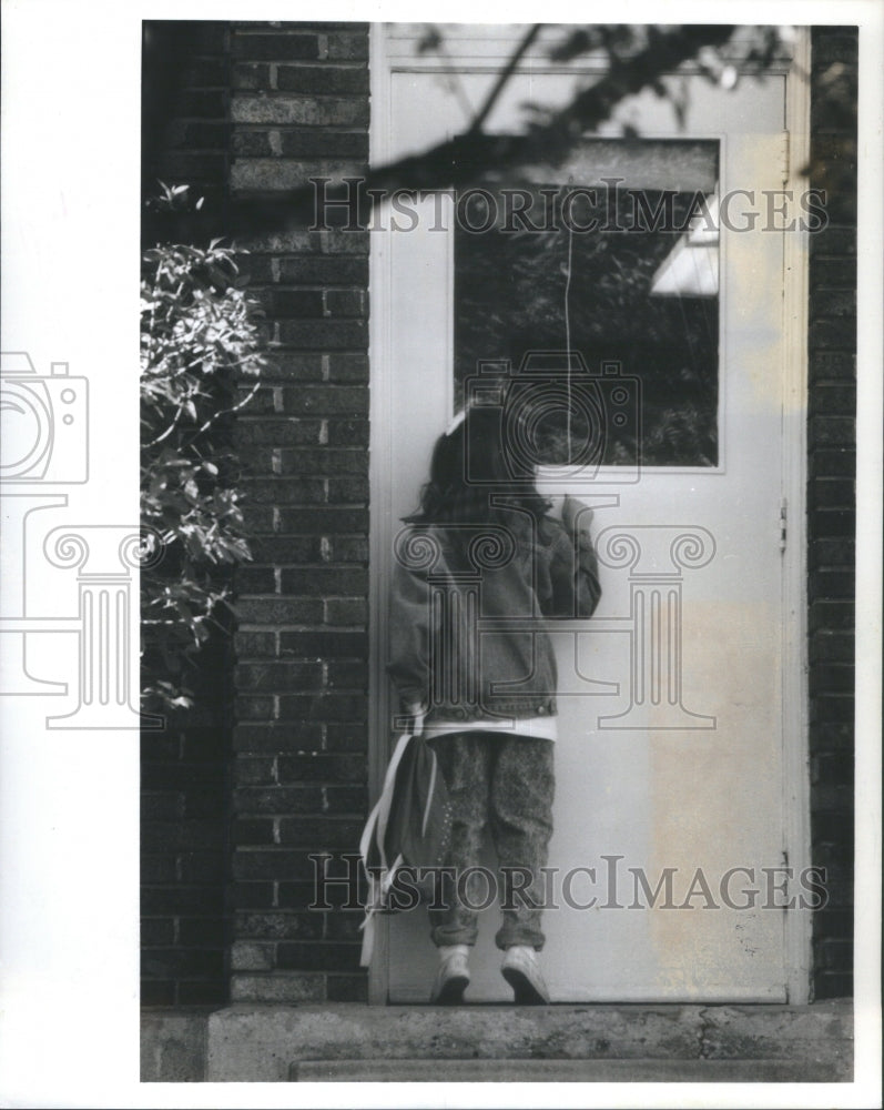 1988 Hubbard Woods School Girl Knock Door - Historic Images