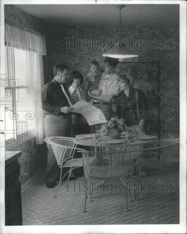 1975 Press Photo Perry Riddle Shoppers Home Area Candid - RRU77937 ...