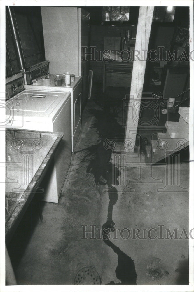 1977 Press Photo Cracks basements water floor drain - RRU77945 - Historic Images