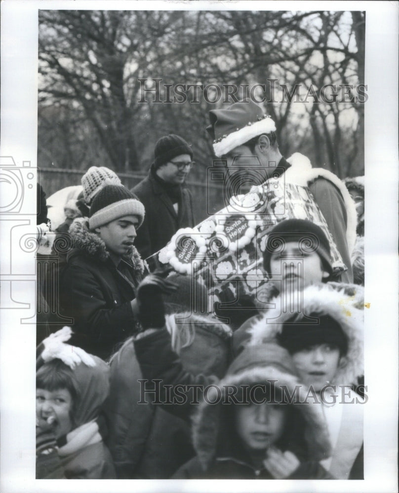 1975 Press Photo Brookfield Zoo Christmas Party Santa - RRU78053 - Historic Images