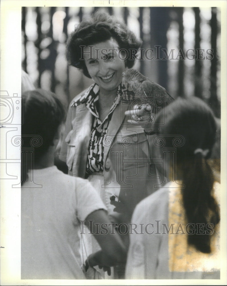 1984 Press Photo Charlotte Alderson Amazon Parrot Zoo - RRU78079 - Historic Images