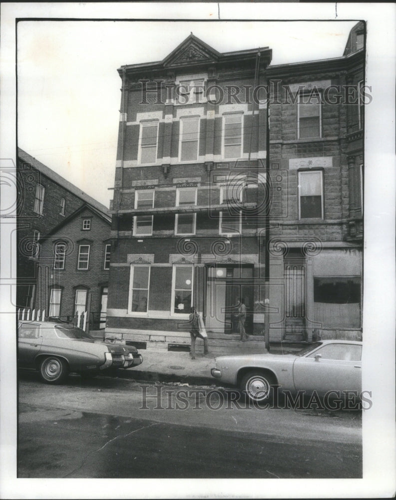 1976 Press Photo Apartments building community workers - Historic Images