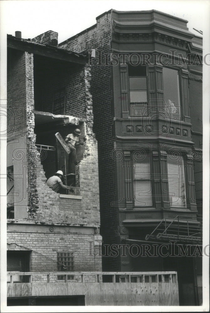 1979 Workers old building rehabbed Willow - Historic Images