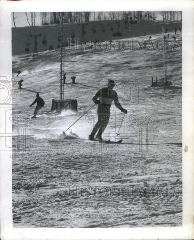 1974 Press Photo Skiers Ballroom shallow bowl Boyne Mt - Historic Images
