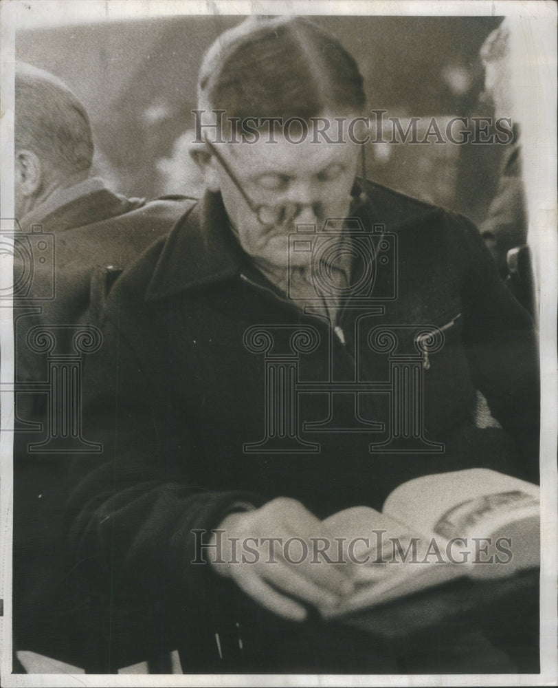 1957 Press Photo Man wear spectacles reading book Zz - RRU78649 - Historic Images