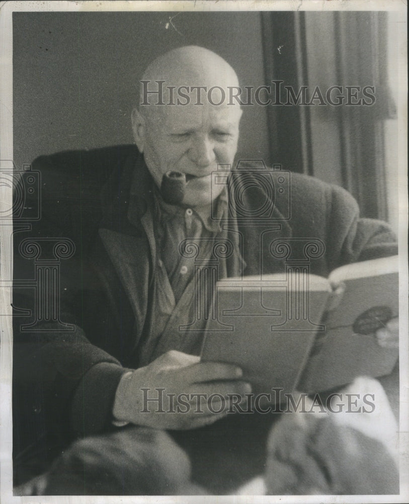 Press Photo Winter Wind Howl Reading Book Old Man - Historic Images