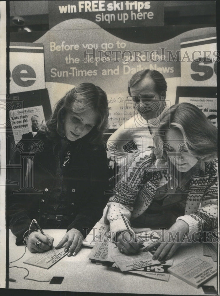 1975 Press Photo Ski Show Cindy Gehrke Gail Gallagher - Historic Images