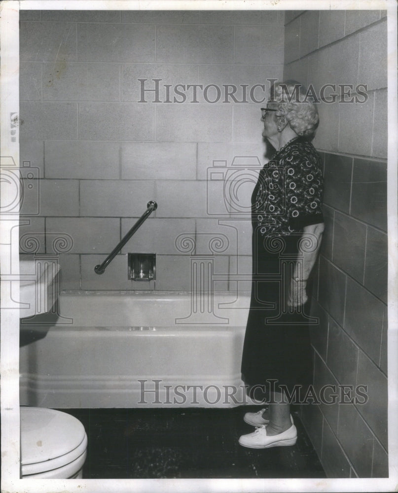 1962 Press Photo Rounded grab bars bathtubs dangerous - RRU78753 - Historic Images